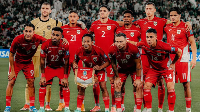 Miliano Jonathans (kiri) masuk dalam susunan pemain utama Timnas Indonesia vs Arab Saudi. [Instagram @kevindiks2]